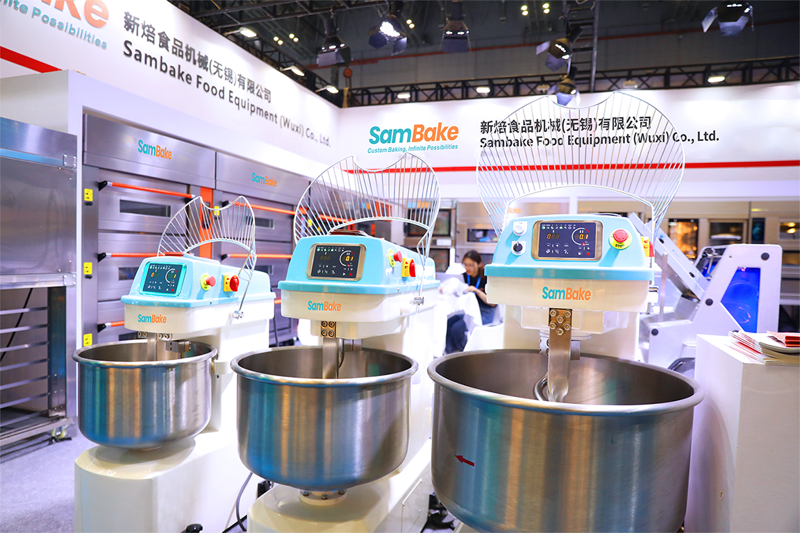 Dough mixer is ideal for bakeries and bake shops. It uses a spiral mixing structure to effectively control dough temperature, making it perfect for long-duration mixing and thoroughly developing the gluten in high-gluten dough. It's widely used in the mixing process for high-gluten dough products like toast, European breads, and pizza.