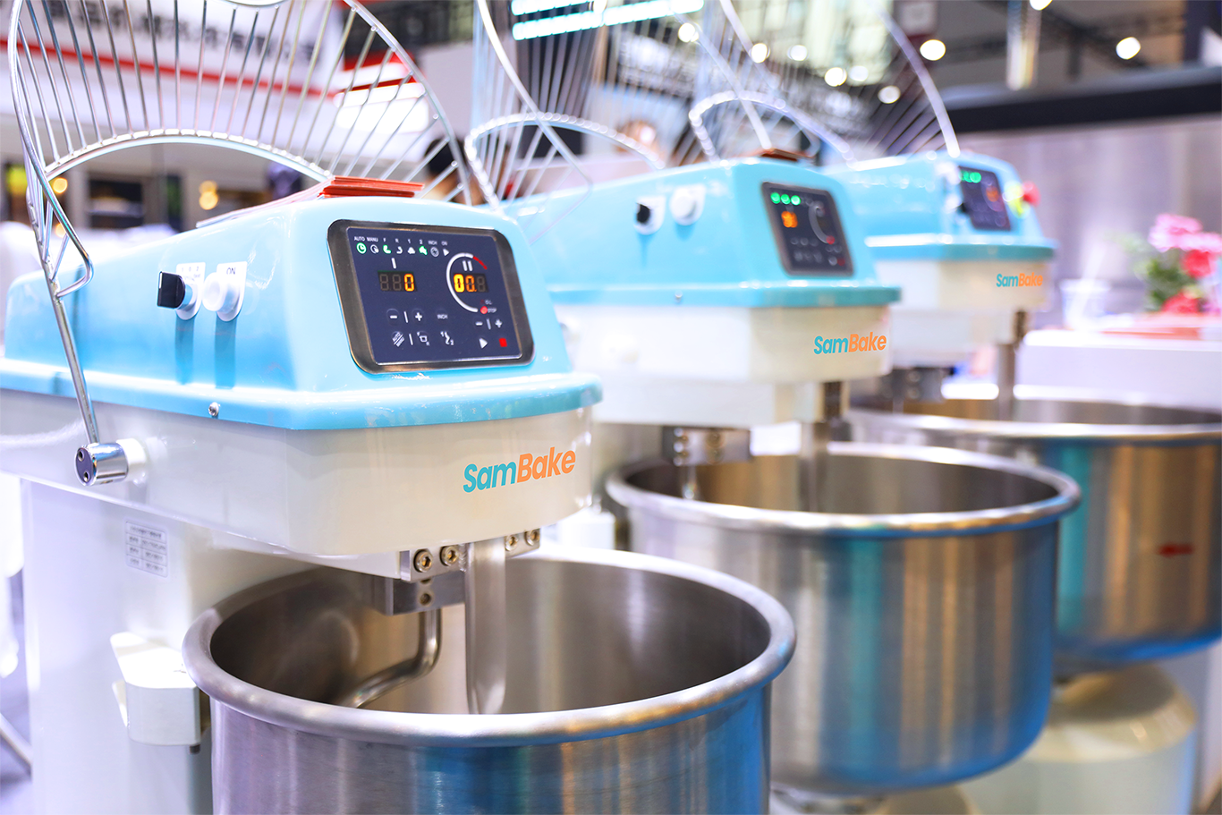 Dough mixer is ideal for bakeries and bake shops. It uses a spiral mixing structure to effectively control dough temperature, making it perfect for long-duration mixing and thoroughly developing the gluten in high-gluten dough. It's widely used in the mixing process for high-gluten dough products like toast, European breads, and pizza.