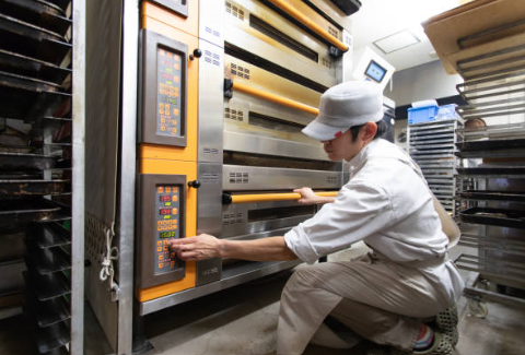 In the global baking industry, equipment is often seen as a "standard product" — place an order and it's ready to use. In reality, that's rarely the case. Voltage standards differ by country, tray sizes vary across markets, and every bakery has unique space limits, workflows, and brand identity.