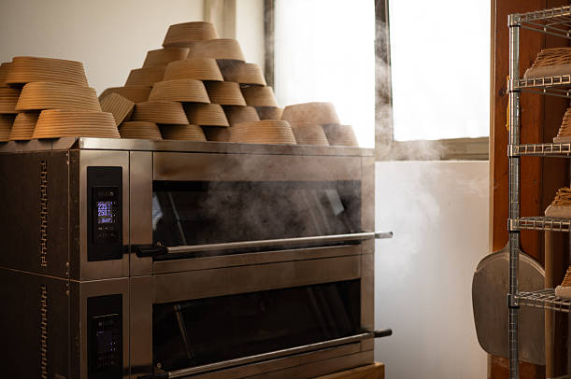 فرن سطح تجاري مثبت في مطبخ مخبز حرفي