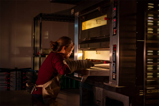 الصيانة من المستوى الأول التي توضح الفحص الداخلي لفرن سطح تجاري