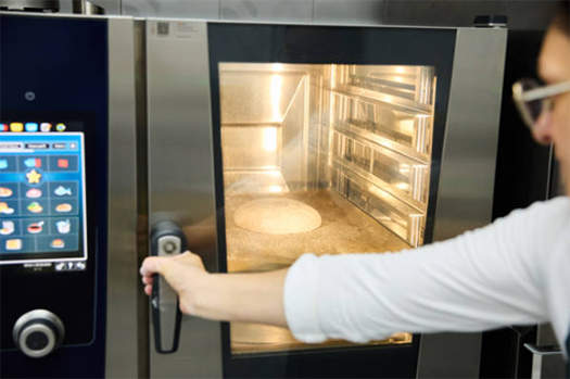 يقوم الفنيون بتنفيذ إجراءات صيانة معدات المخابز القياسية