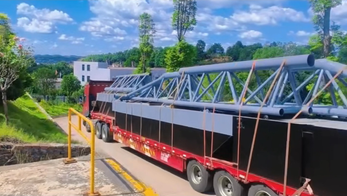 The first batch of goods for the Mayang water intake pump boat project was loaded onto vehicles and sent to the site