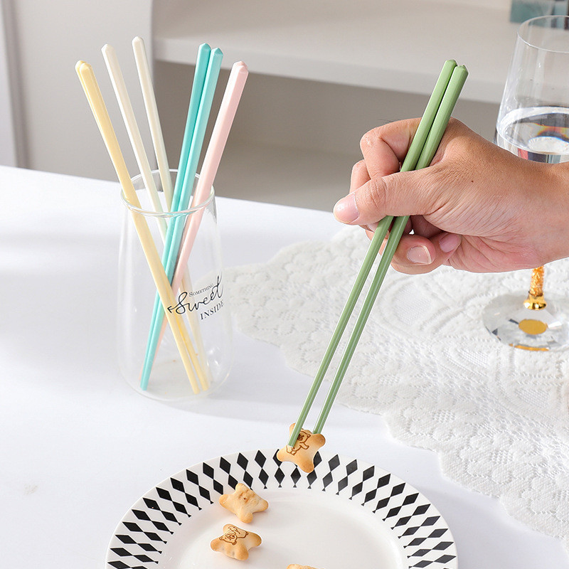 Cream Style Ceramic Chopsticks Usage Scene