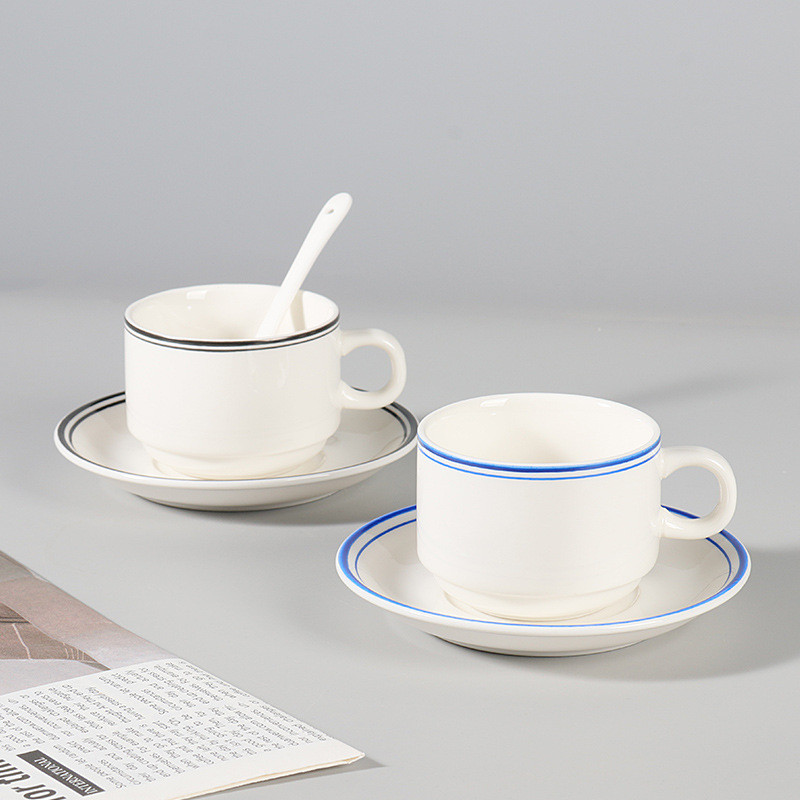 Vista lateral: taza de espresso y platillo