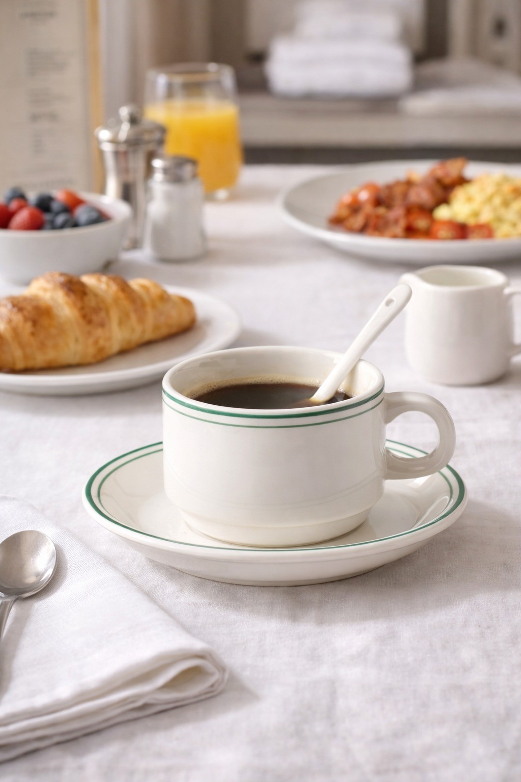 Tazas de espresso con escena de café