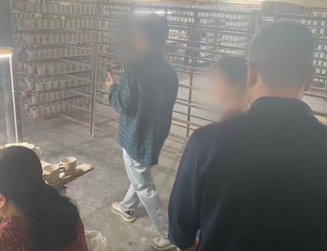 Southeast Asian Client Revisits Our Zibo Coated Mug Factory After 7 Years of Cooperation