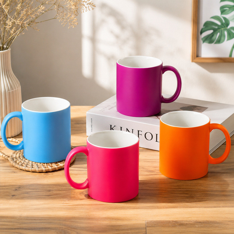 Tazas de sublimación fluorescentes neón en escena de mesa con libros y flores
