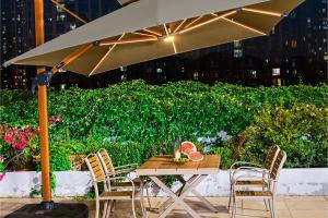 How Cantilever Umbrellas Boost Seating Capacity for Welcoming Outdoor Dining