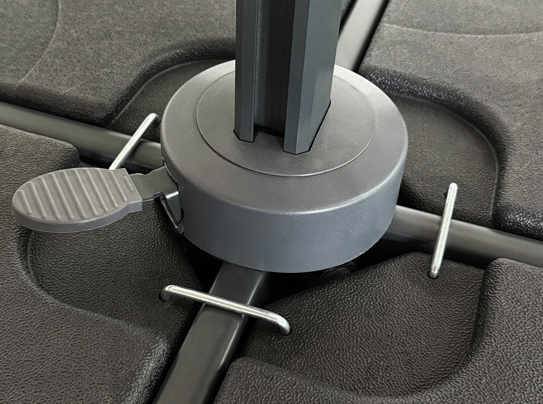 360° rotatable base with footrest