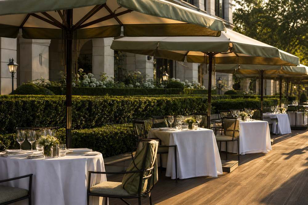 Heavy duty commercial umbrellas for restaurants