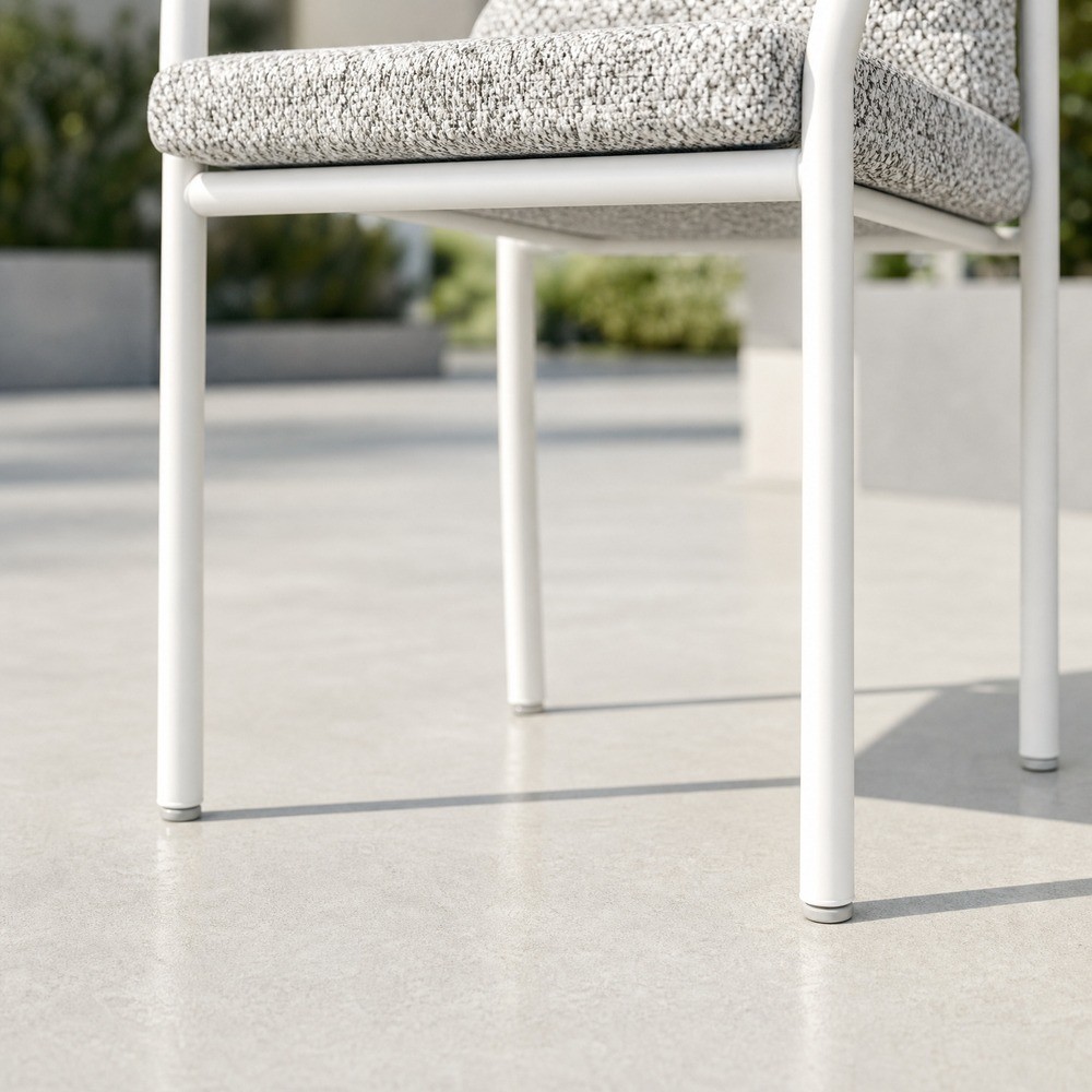 Near-vertical round tube legs with foot pads