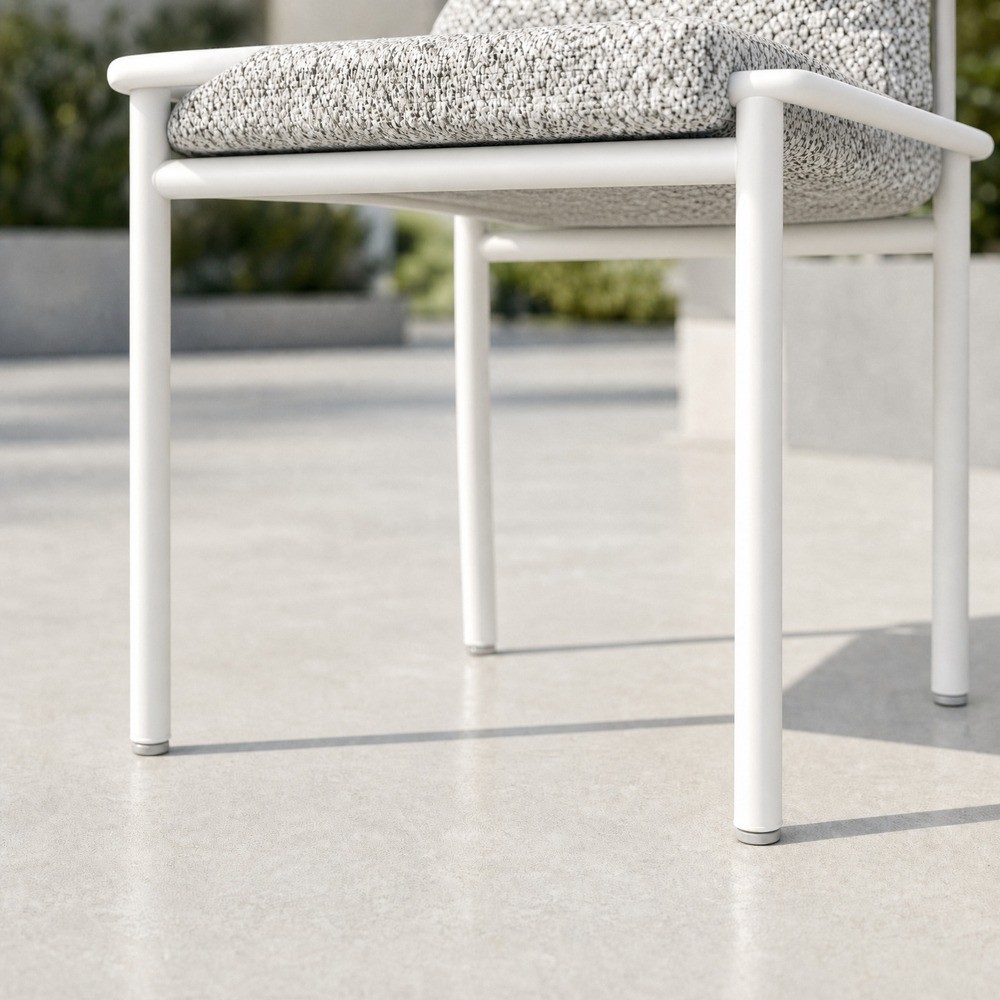 Near-vertical round tube legs with foot pads