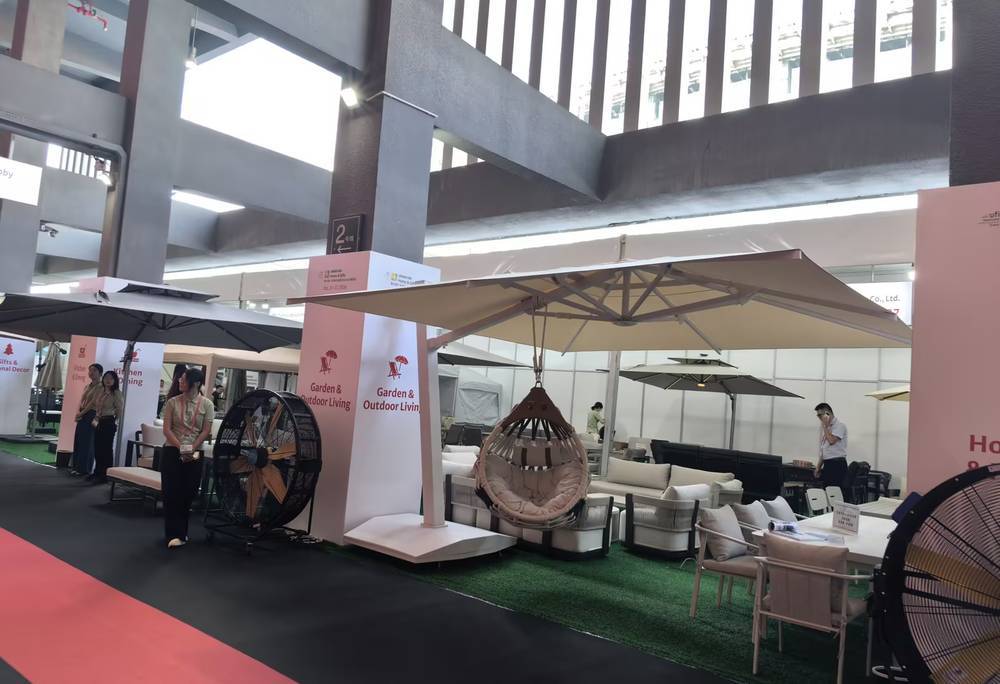 Foris Hortus stand 1W08 on opening day: square cantilever umbrella with hanging lounge chair