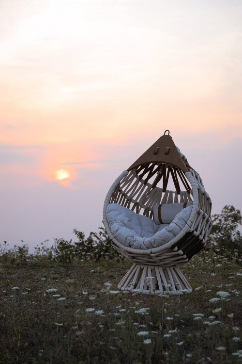 Hand-Woven Rope Hanging Chair with Solid Teak Top for Garden, Resort and Patio