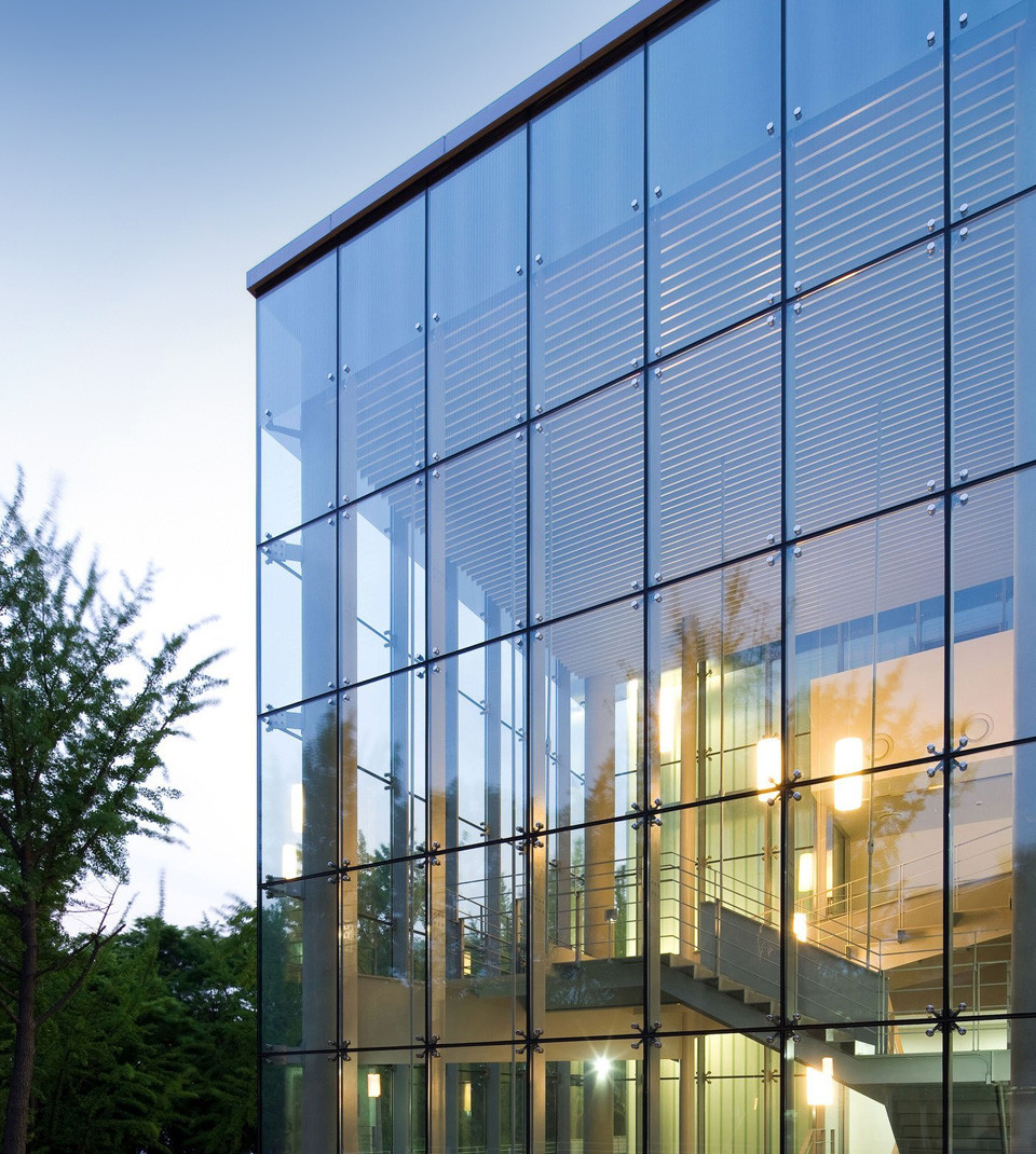 Unitized glass curtain wall system on a high-rise public building