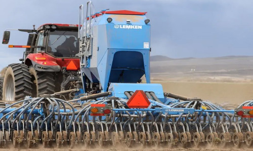 كيف تعمل وصلات التوصيل السريع والصمامات الهيدروليكية على تشغيل الآلات الزراعية الحديثة