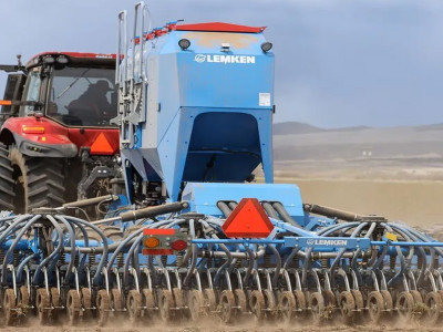 كيف تعمل وصلات التوصيل السريع والصمامات الهيدروليكية على تشغيل الآلات الزراعية الحديثة