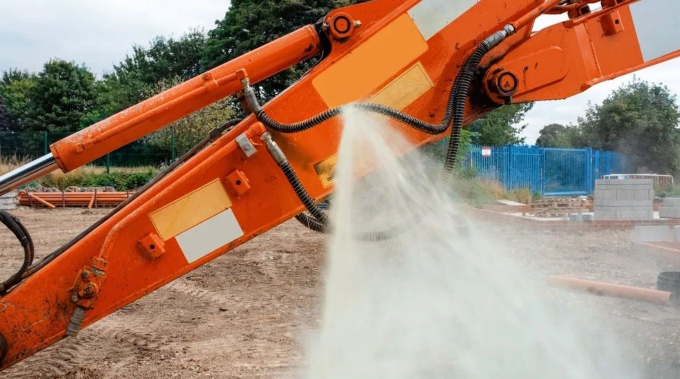 Is Hydraulic Fluid Toxic? Dangers, Symptoms & How Flat-Face Couplers Prevent Injury