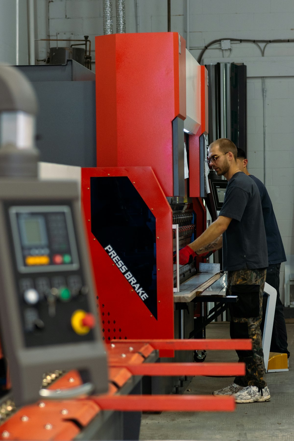Metal component manufacturing in an industrial workshop