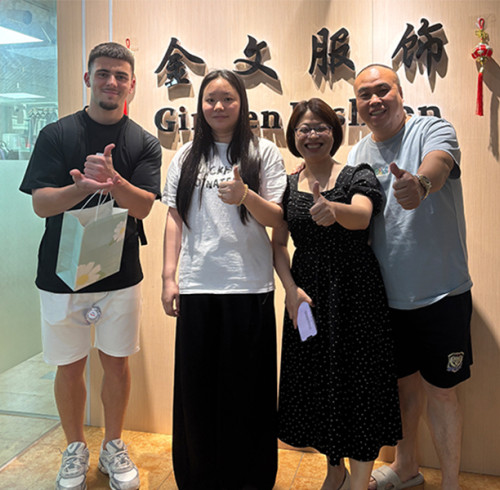 Клиент из Австралии посещает Ginwen для запуска коллаборации по созданию пуховиков