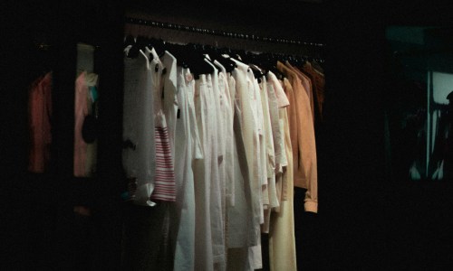 How do seasonal trends affect the production and manufacturing of men's streetwear?
