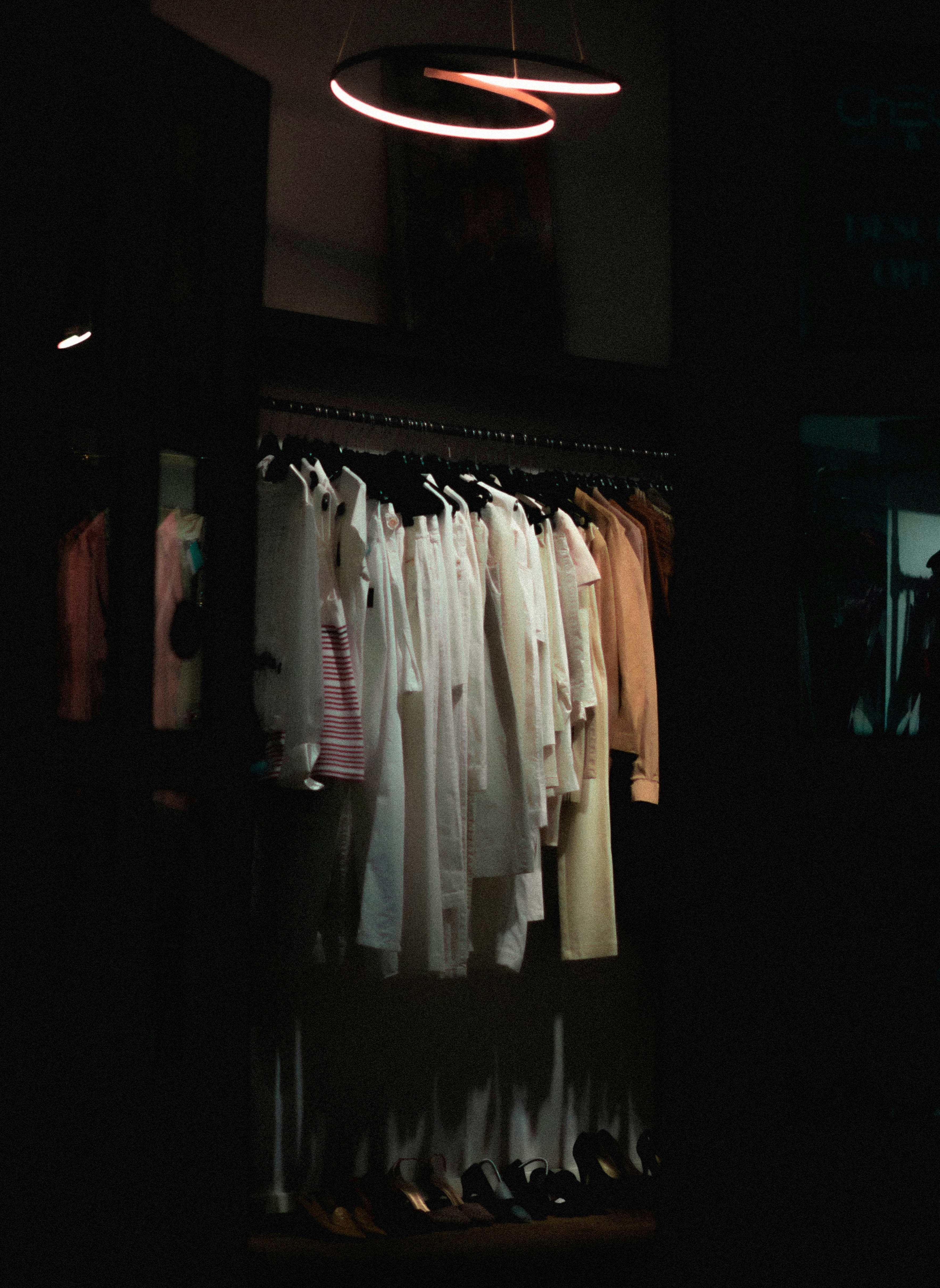How do seasonal trends affect the production and manufacturing of men's streetwear?