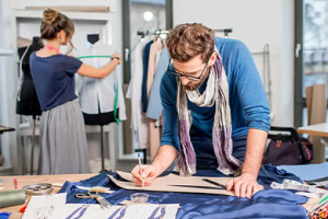 How to Choose the Best Custom Clothing Manufacturer for Your Brand