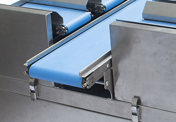Combination weigher discharge port