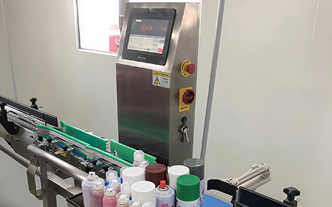 High-speed checkweighing for multi-size chemical packaging line
