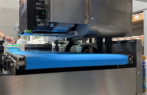 Automated weighing and price labeling system for pre-packaged boxed electronic products