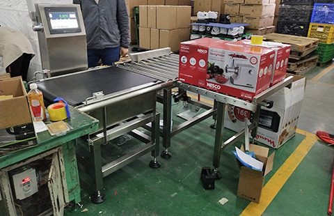 Automated checkweigher for smart home appliance packaging lines