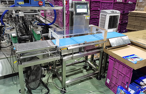 Dynamic checkweigher configurable with automatic cartoning machines