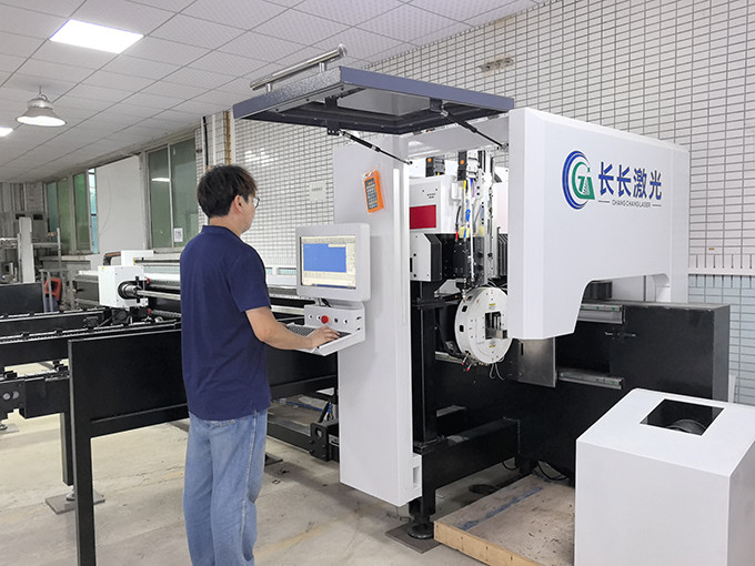 Operator operating laser processing