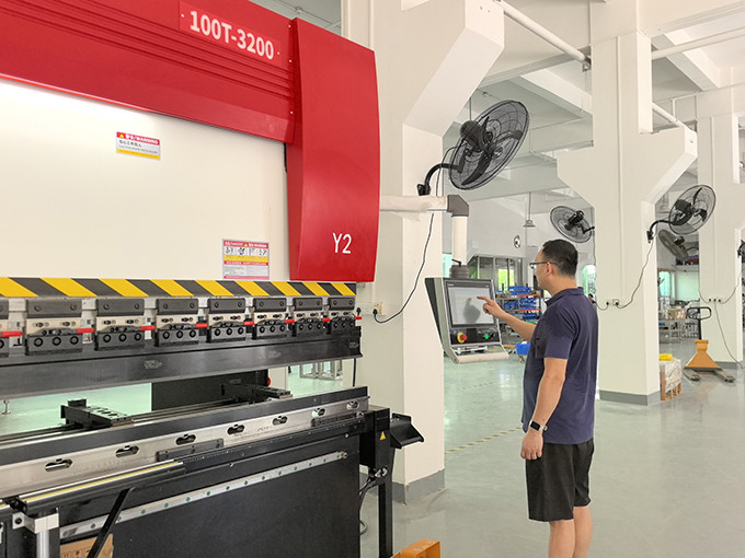Operator operating automatic bending machine