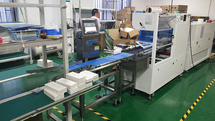 Dynamic checkweigher with integrated labeling function is integrated into the production line of the assembly line