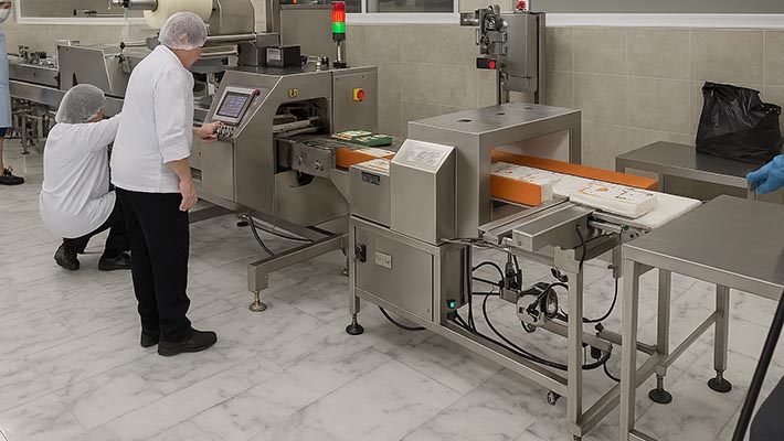 High-precision checkweighing equipment and metal detection equipment are working on the mooncake production line