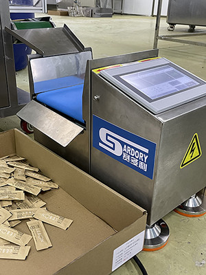 Checkweigher with forward and reverse weight selection for small toothpaste tubes