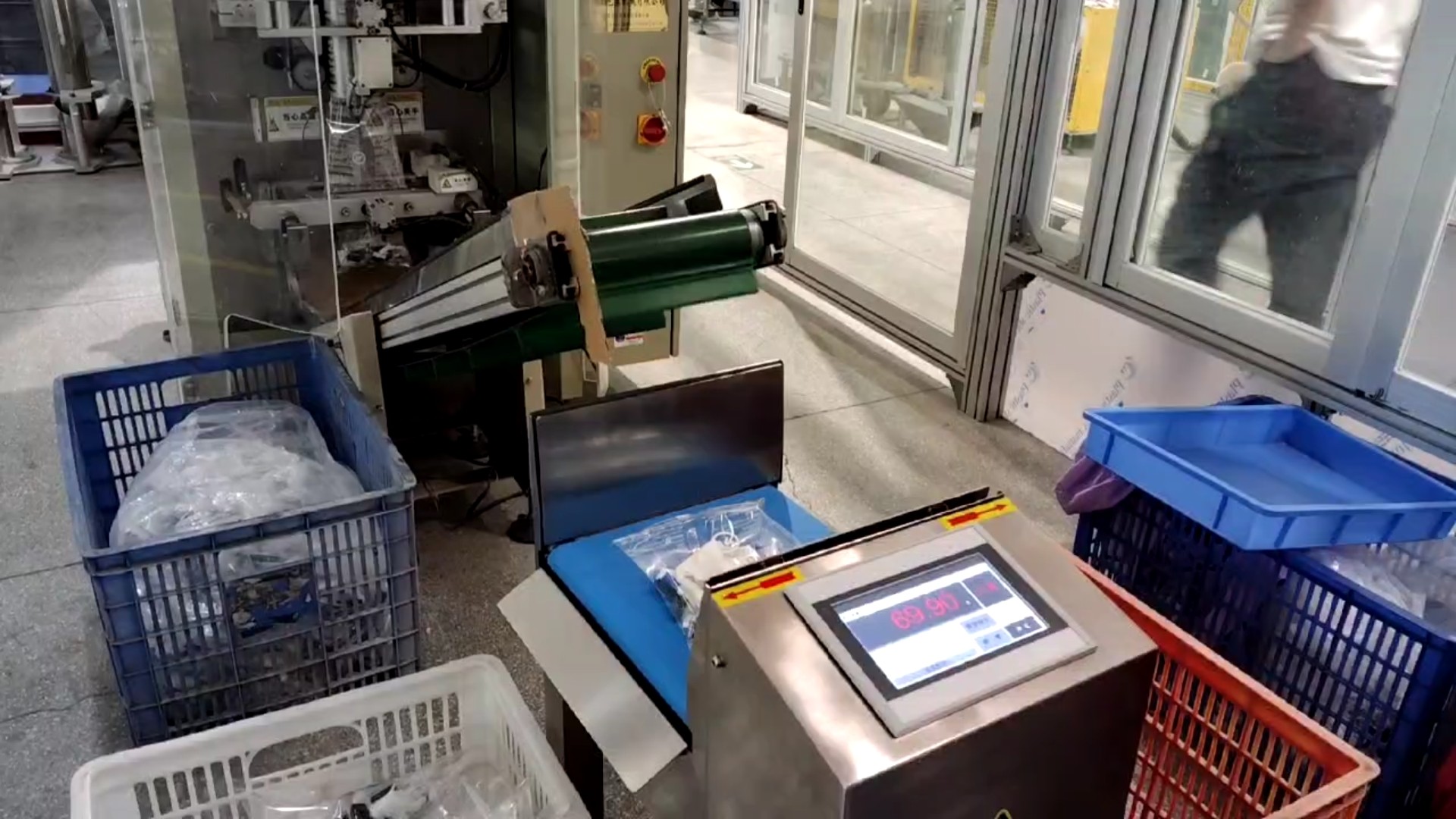 Application of checkweigher with reversible conveyor