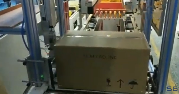 Three-axis automatic labeling machine labels cartons