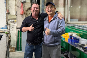 Un client australien a visité Weissenberg pour étudier comment résoudre le problème de pliage du couvercle du réservoir d'eaux usées