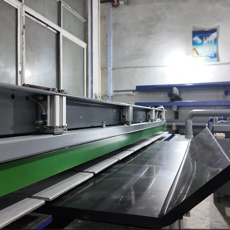 Sistema de cuchillas de calentamiento plano: redefiniendo la precisión en el doblado de láminas de plástico