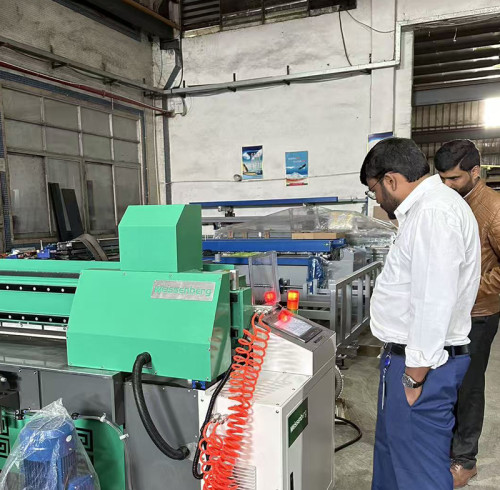 Des clients indiens visitent Weissenberg pour l'évaluation de machines de soudage, de roulage et de pliage de feuilles de plastique