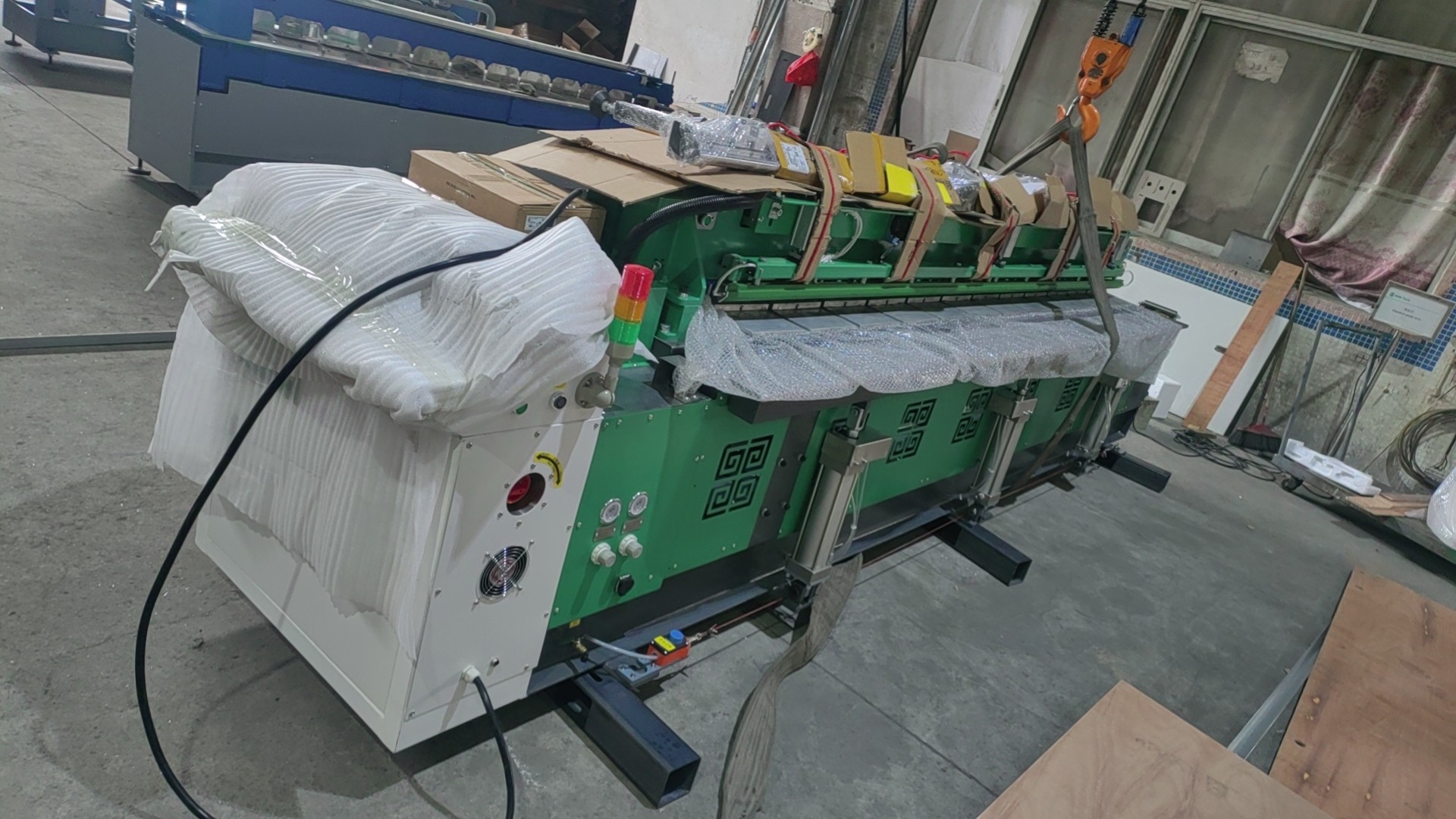 Máquina de soldadura y doblado de láminas de plástico