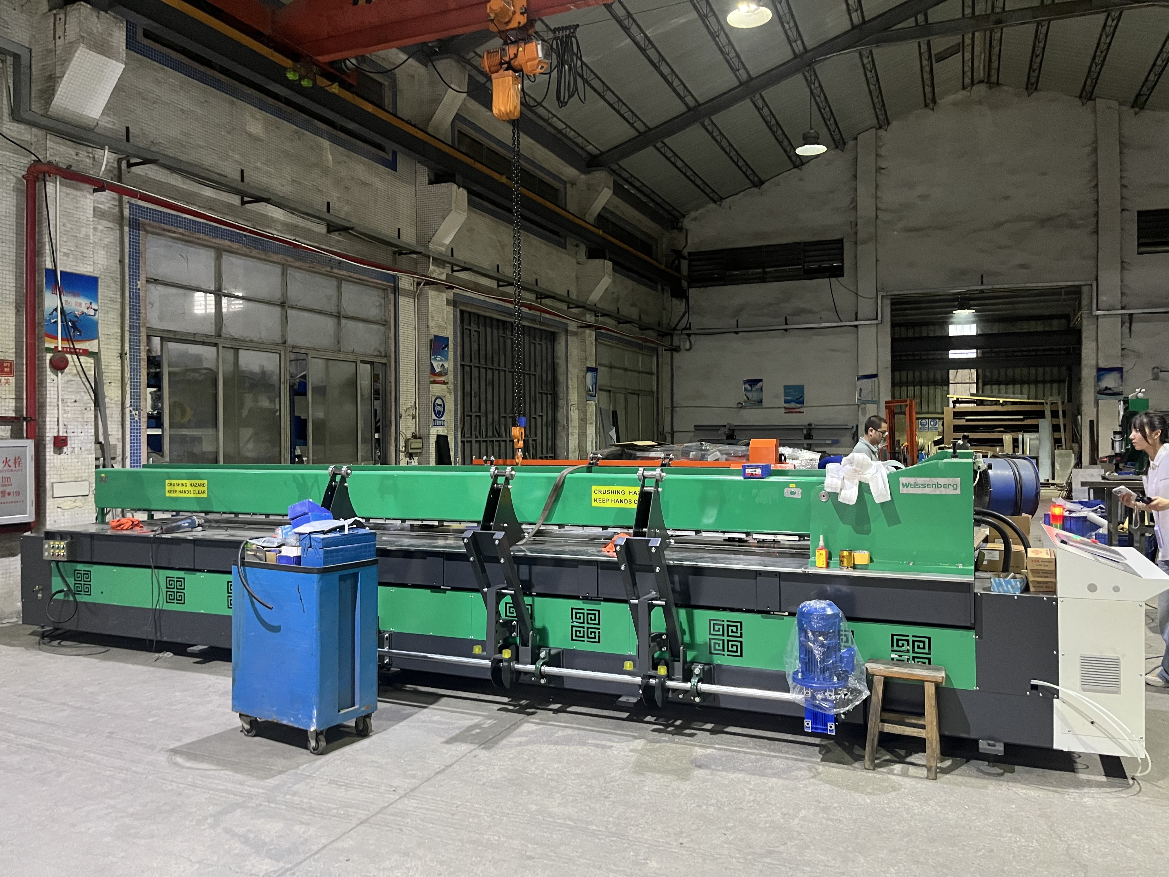 Heavy-duty plastic sheet welding machine for long-format fabrication