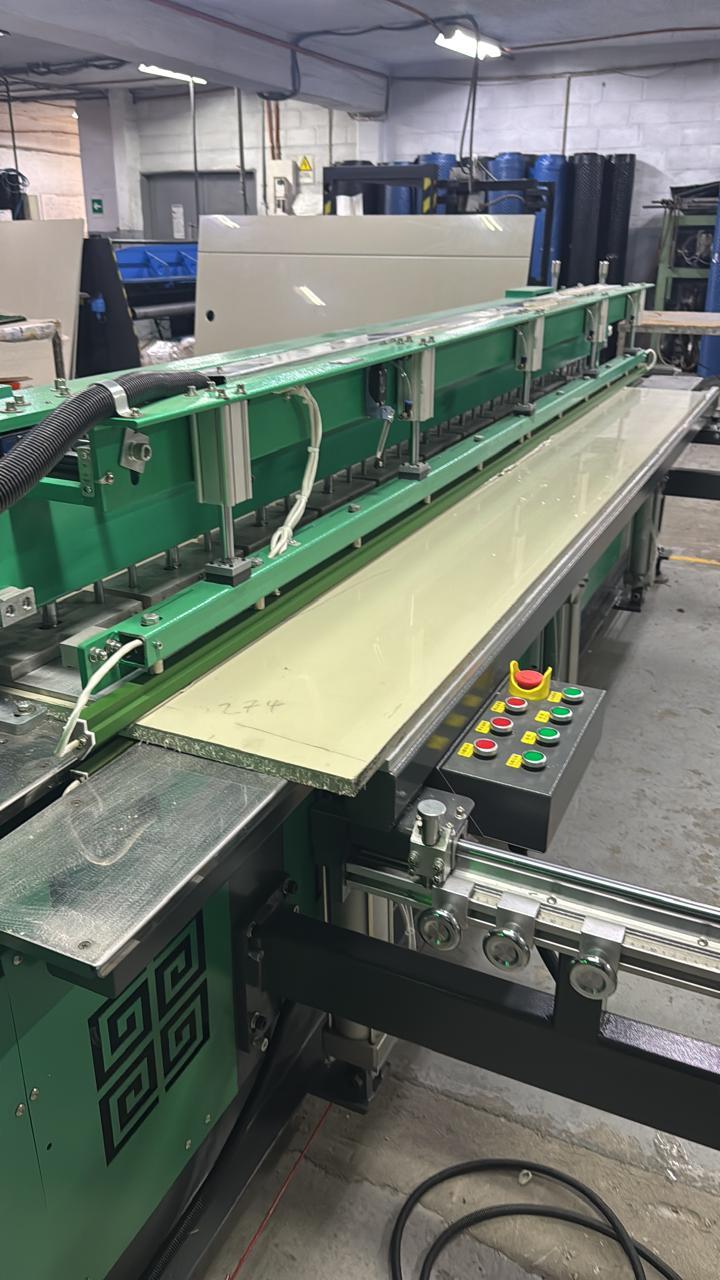 Plastic sheet fabrication workshop using WeiForm Pro 3000 welding and bending machine