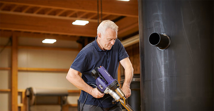 Extrusion welding gun used for reinforcing and repairing HDPE and PP electroplating tanks