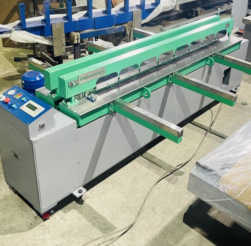 Soldadora móvil de láminas de HDPE de 2 m para un fabricante de barcos estadounidense.