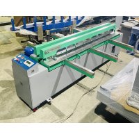 Soldadora móvil de láminas de HDPE de 2 m para un fabricante de barcos estadounidense.