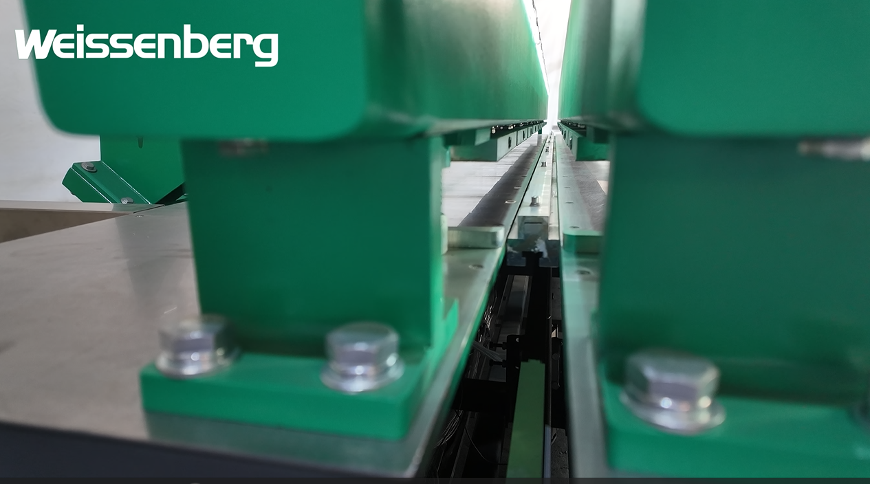Large plastic sheet welding process requiring stable alignment control